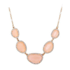 collier plastron rose