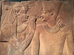 croix égyptienne sur un mur